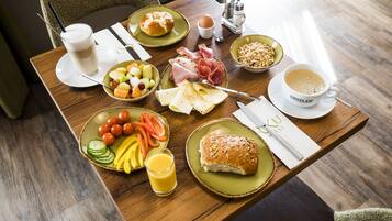 Tägliches Frühstücksbuffet (15.00 EUR pro Person)