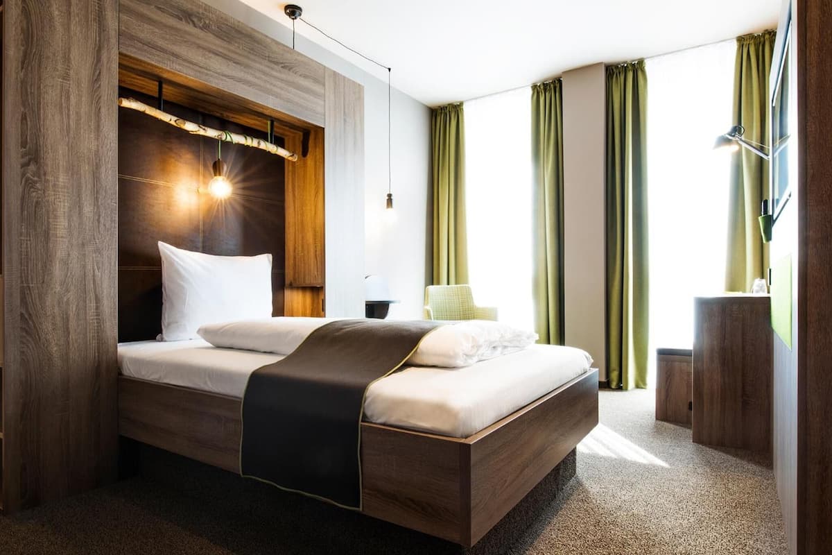 single room | hypo-allergenic bedding, desk, blackout curtains, soundproofing