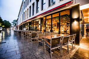 供应午餐和晚餐，德国菜