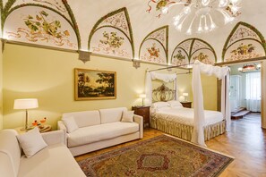 Junior Suite | Minibar, in-room safe, individually decorated, individually furnished - Relais degli Angeli (Siena)