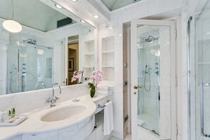 Deluxe Room | Bathroom | Free toiletries, hair dryer, bathrobes, slippers - Relais degli Angeli (Siena)
