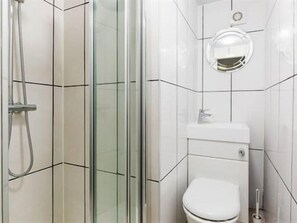 Combined shower/bathtub, free toiletries, towels