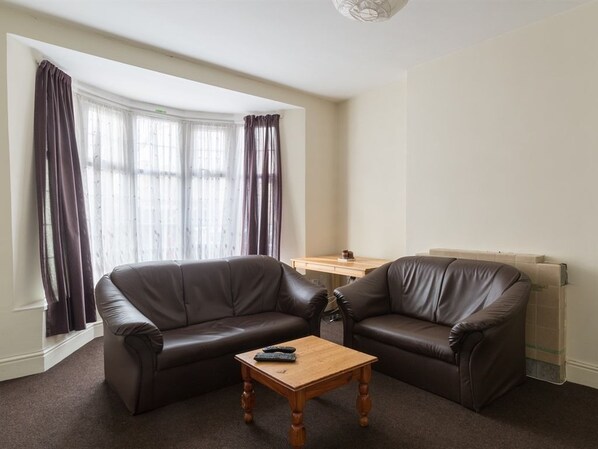 Double Room, Shared Bathroom | Living area - Birmingham Guest House 17 (Birmingham)