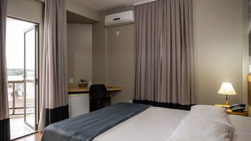 Minibar, caja de seguridad en la habitación y escritorio