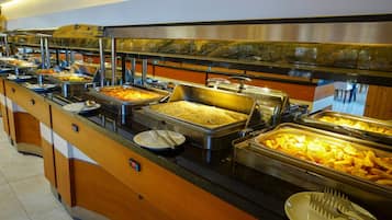 3 restaurants, serveren ontbijt, lunch, diner, internationale gerechten