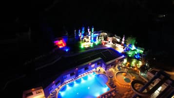Innenpool, 2 Außenpools, Sonnenschirme, Liegestühle
