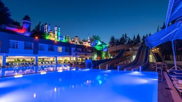 Piscine couverte, parasols de plage, chaises longues