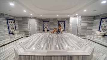 Een sauna, een stoombad, warm/mineraalwaterbronnen, een Turks bad/hammam