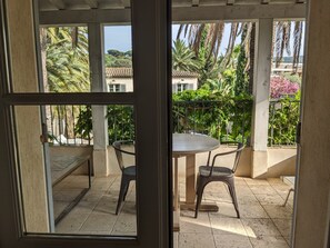 Double Room, Pool View (Avec Terrasse) | 1 bedroom, in-room safe, desk, iron/ironing board