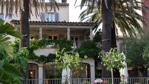 A hotel with a pool area, outdoor seating, and a lifebuoy. - Pastis Hotel Saint-Tropez (Saint-Tropez)