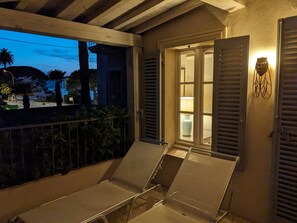 Double Room, Pool View (Avec Terrasse) | 1 bedroom, in-room safe, desk, iron/ironing board