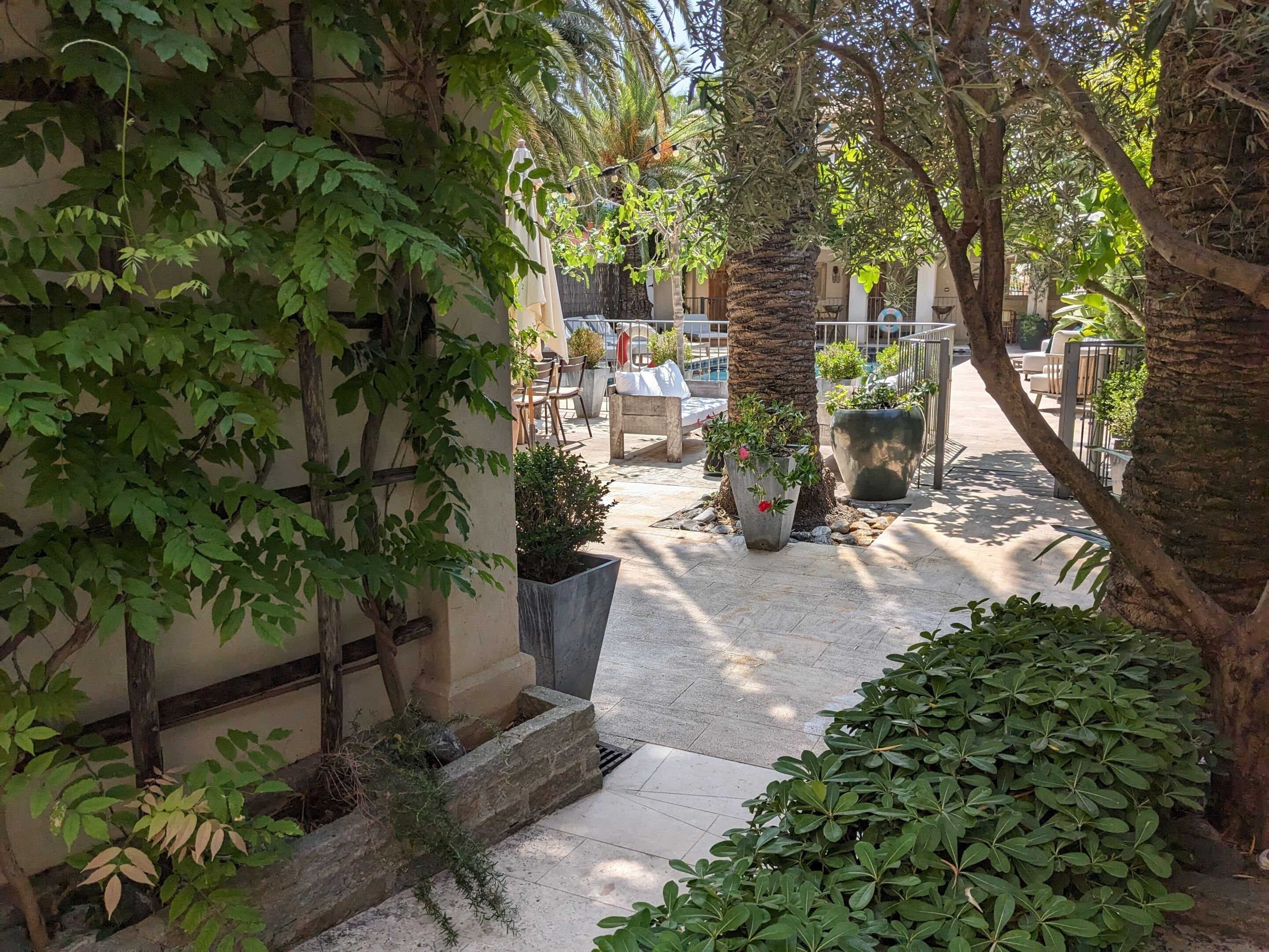 ห้องดีลักซ์ดับเบิลหรือทวิน, พร้อมสิ่งอำนวยความสะดวกสำหรับผู้พิการ, ห้องน้ำส่วนตัว (Côté piscine) | ตู้นิรภัยในห้องพัก, โต๊ะทำงาน, เตารีด/โต๊ะรีดผ้า, Wi-Fi ฟรี