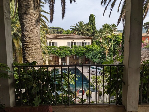 Double Room, Pool View (Avec Terrasse) | 1 bedroom, in-room safe, desk, iron/ironing board