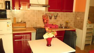 Departamento, 2 habitaciones, con acceso para personas discapacitadas, vista al mar | Cocina privada | Refrigerador con congelador, microondas y parrilla de estufa