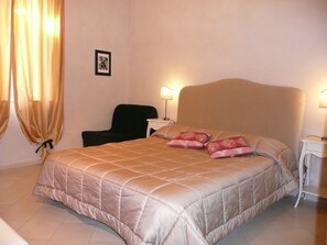 Chambre Double, salle de bains attenante