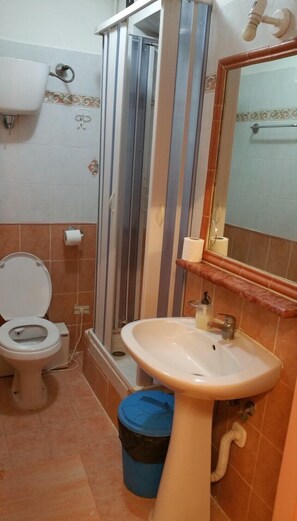 Quadruple Room, Ensuite | Bathroom | Shower, bidet