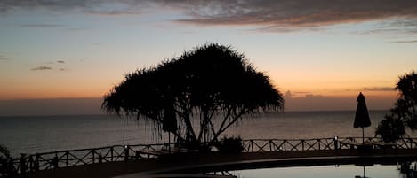 Piscina externa, guarda-sóis, espreguiçadeiras