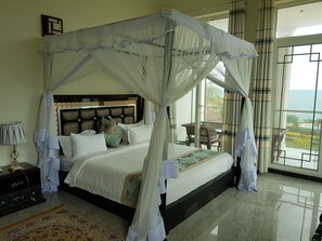 3 kamar tidur, minibar, brankas, dan didekorasi berbeda-beda
