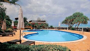 Outdoor pool, pool umbrellas, sun loungers