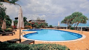 Piscine extérieure, parasols de plage, chaises longues