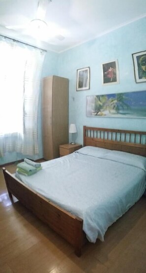 Desk, iron/ironing board, free WiFi, bed sheets - Walter Rooms (Rome)