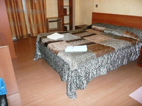 Desk, iron/ironing board, free WiFi, bed sheets - Walter Rooms (Rome)