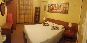 Desk, iron/ironing board, free WiFi, bed sheets - Walter Rooms (Rome)