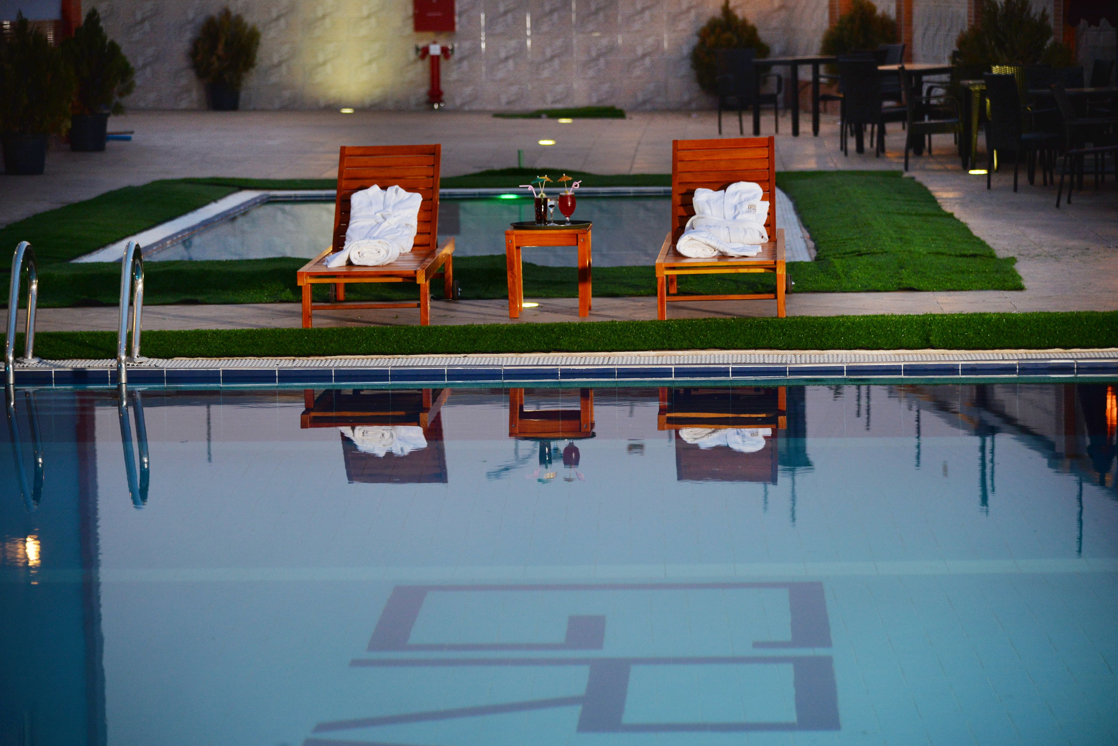 2 outdoor pools, open 7:00 am to 6:00 pm, free pool cabanas