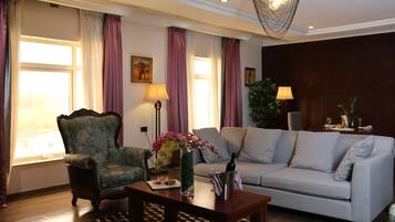 Royal Suite (Grand) | Living area | Flat-screen TV