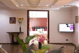 Royal Suite (Grand) | Premium bedding, in-room safe, desk, laptop workspace