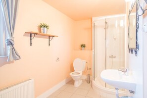 Quarto casal conforto, 1 quarto | Banheiro | Chuveiro, produtos de toalete grátis, toalhas de banho