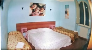 A bedroom with a large bed, two bedside tables, and a window. - Magic Place Guest House (Rome)