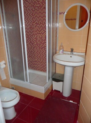 Shower, bidet, towels - Magic Place Guest House (Rome)