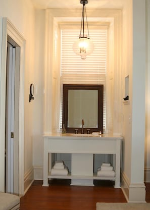 Douche, articles de toilette gratuits, serviettes fournies