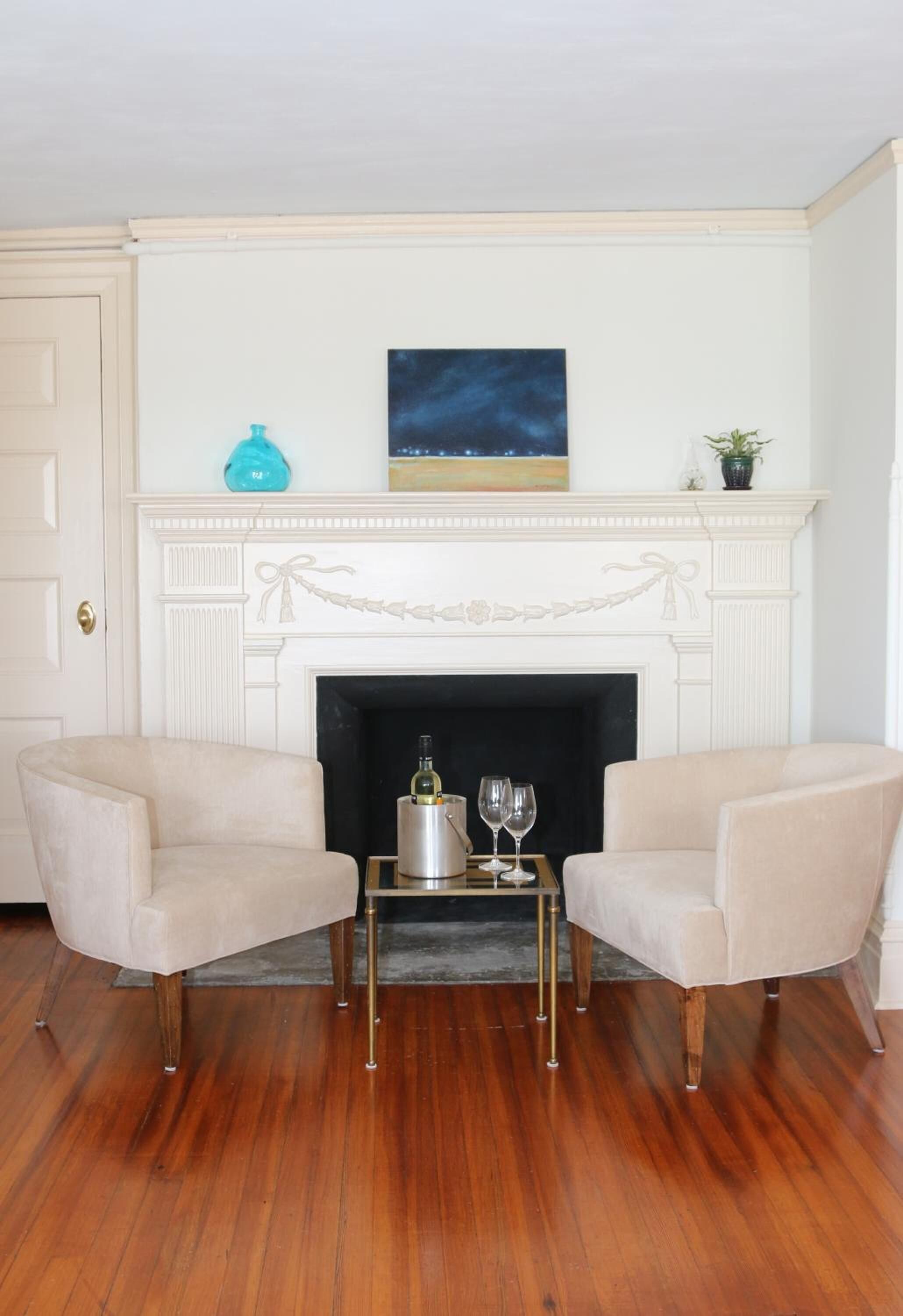 flat-screen tv, fireplace