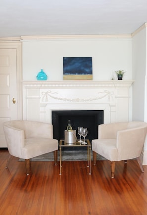 Flat-screen TV, fireplace - Anchorage 1770 (Beaufort)