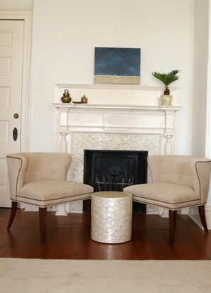 Flat-screen TV, fireplace - Anchorage 1770 (Beaufort)