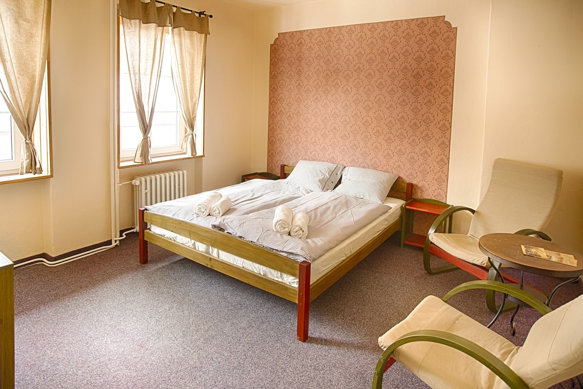 Cribs/infant beds, rollaway beds, free WiFi