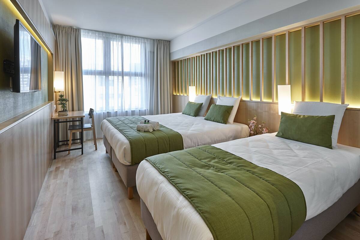 Pengeskab på værelset, skrivebord, lydisolering, strygejern/strygebræt