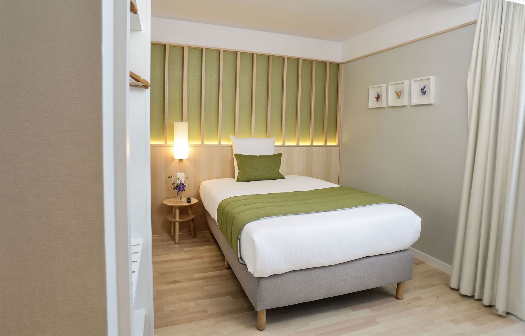 Pengeskab på værelset, skrivebord, lydisolering, strygejern/strygebræt