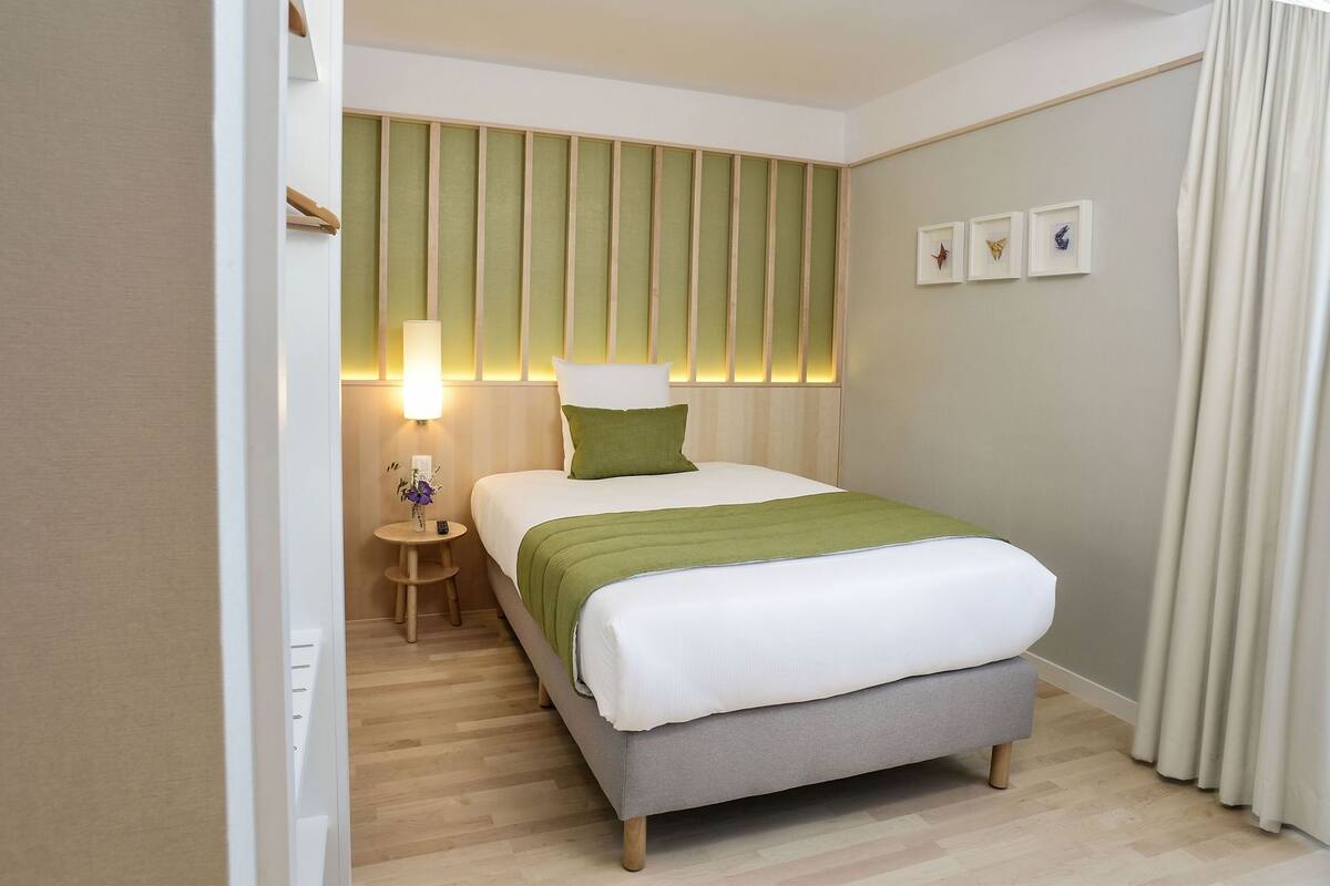 Pengeskab på værelset, skrivebord, lydisolering, strygejern/strygebræt