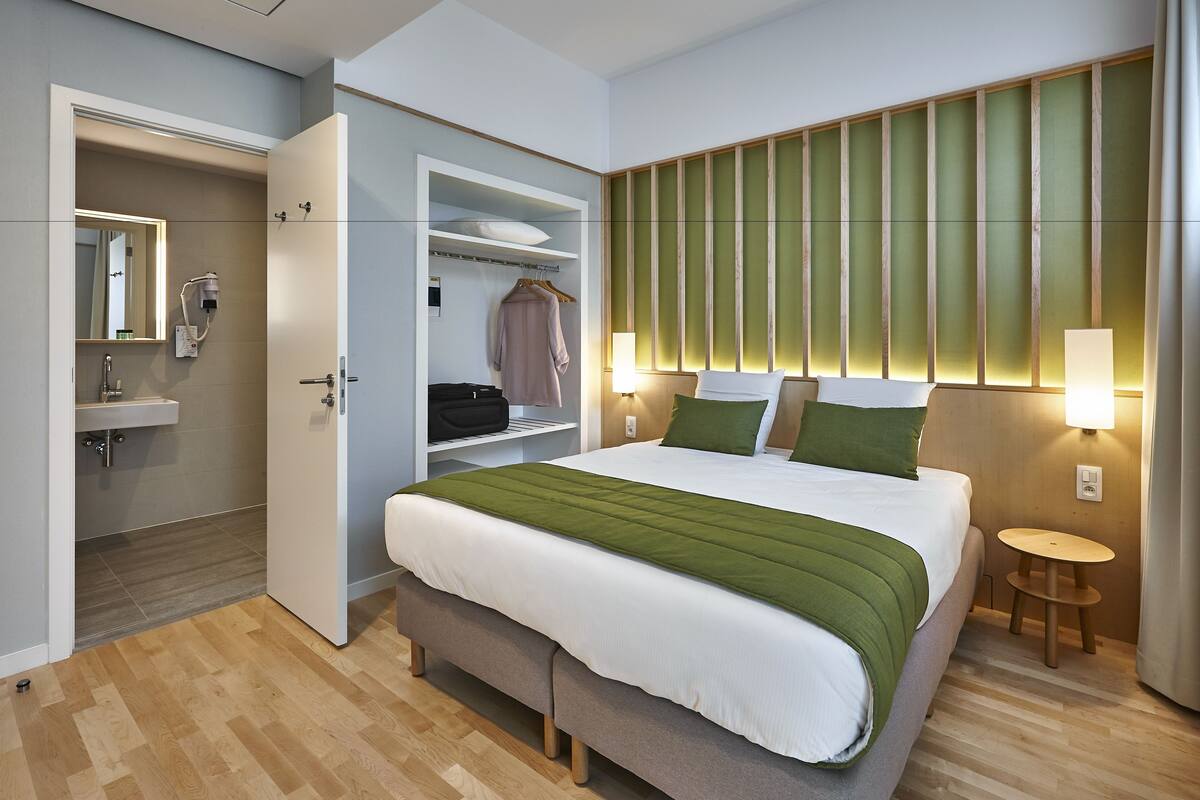 Pengeskab på værelset, skrivebord, lydisolering, strygejern/strygebræt