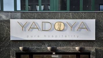 Ein Schild für YADOYA cure hospitality im modernen Design mit klarem, minimalistischem Stil.
