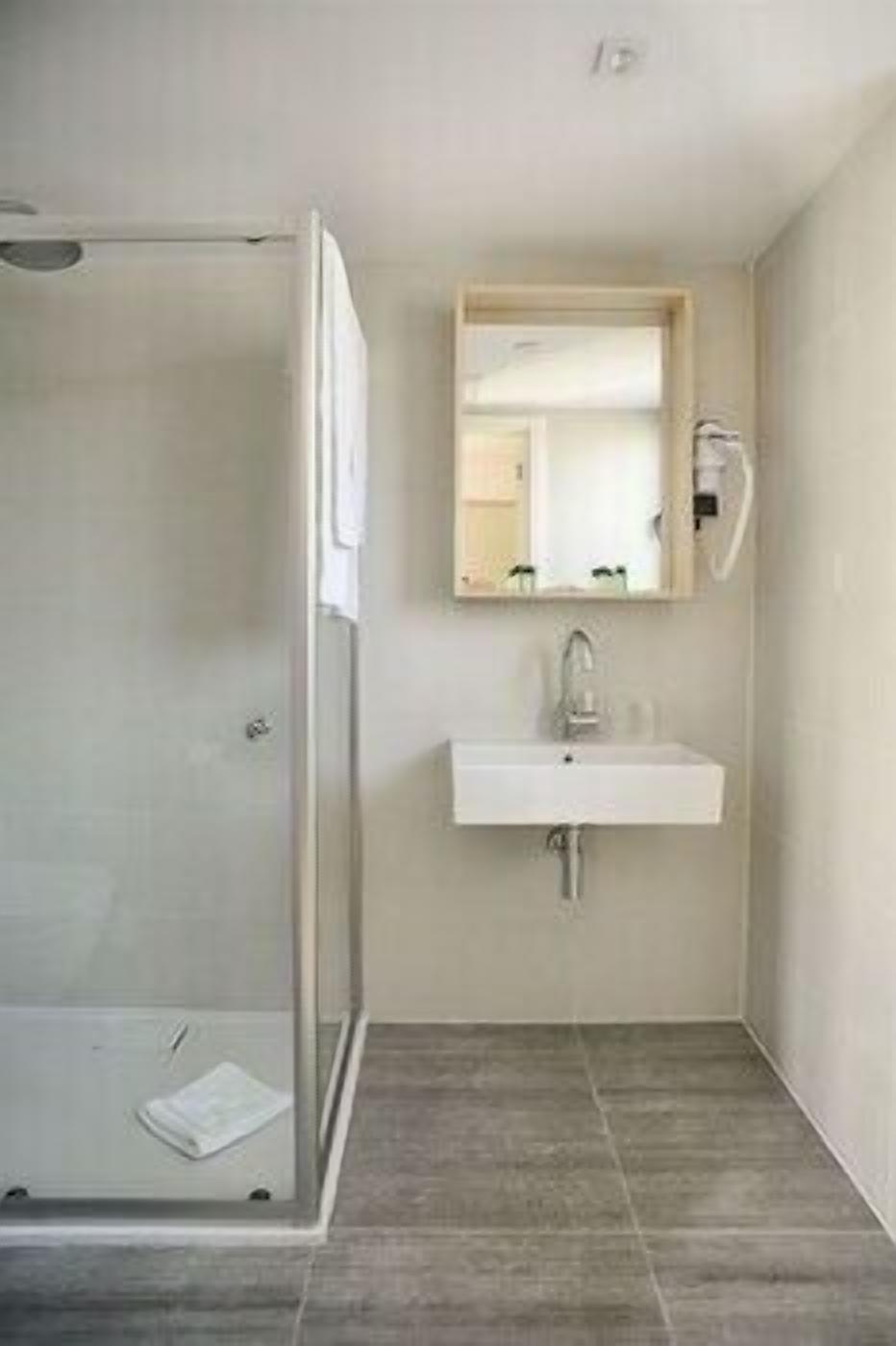 Badeværelse | Gratis toiletartikler, hårtørrer, håndklæder, Sæbe