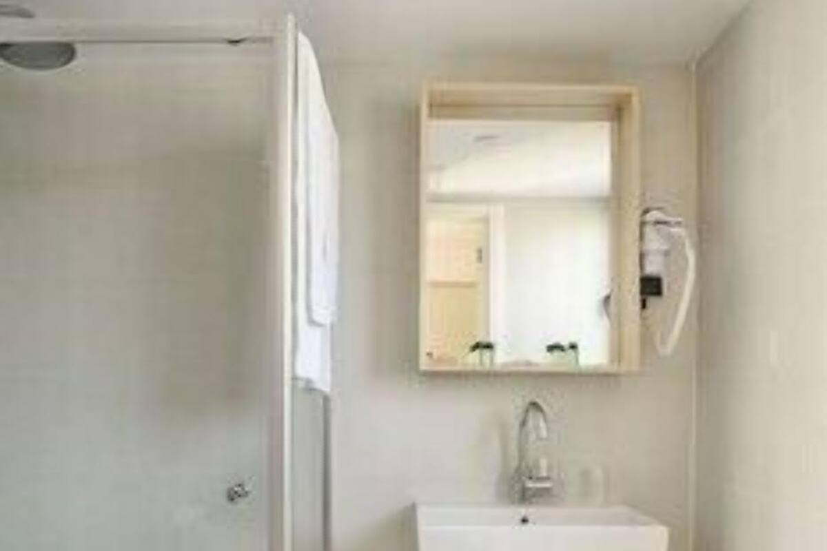 Badeværelse | Gratis toiletartikler, hårtørrer, håndklæder, Sæbe