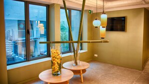 Un intérieur moderne avec de grandes fenêtres, un escalier et un design minimaliste.