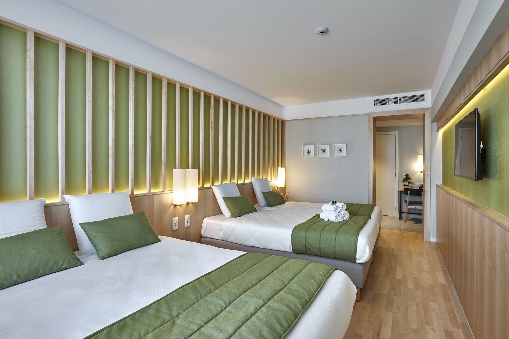 Pengeskab på værelset, skrivebord, lydisolering, strygejern/strygebræt