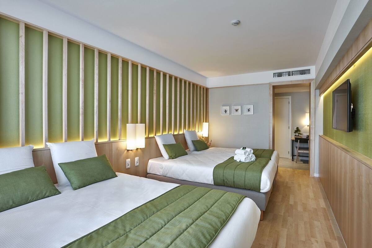 Pengeskab på værelset, skrivebord, lydisolering, strygejern/strygebræt