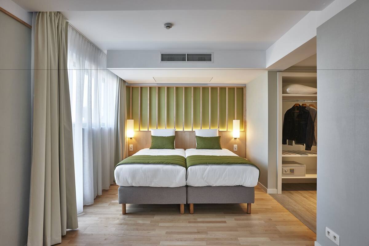 Pengeskab på værelset, skrivebord, lydisolering, strygejern/strygebræt