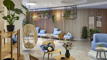 Coin salon dans le hall
